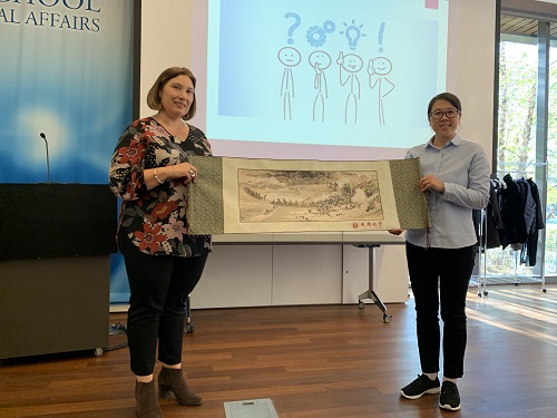 团长张晓霞教授代表学校赠送礼11.jpg 团长张晓霞教授代表学校赠送礼11.jpg